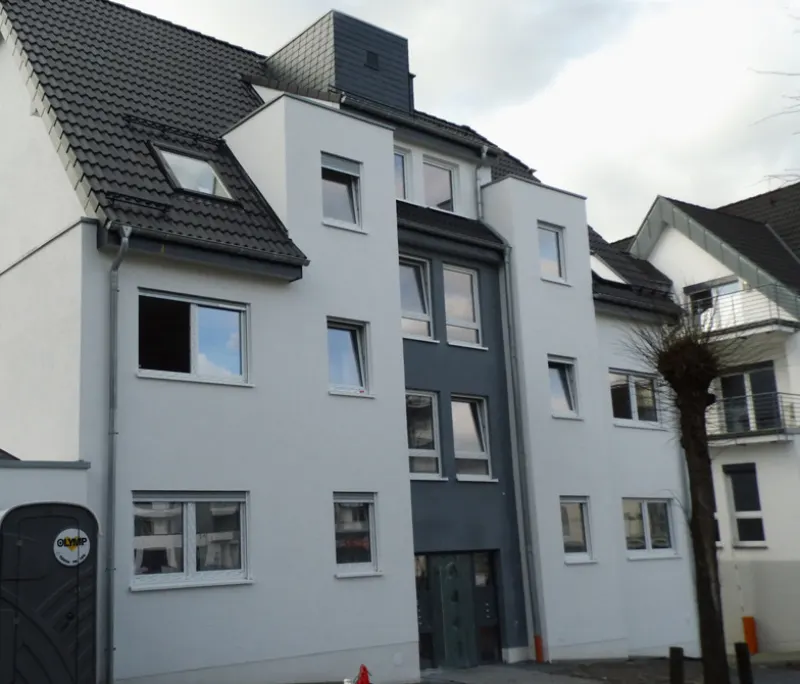 Neu errichtetes Mehrfamilienhaus mit heller Putzfassade