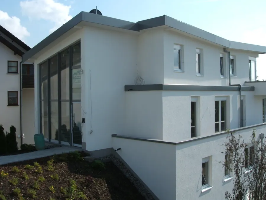 Modernes Wohnhaus mit Flachdach und großer Glasfassade, bewertetes Objekt aus der Region
