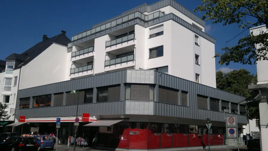 Wohn- und Geschäftshaus mit Metallfassade in einer Innenstadt